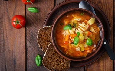 Plato con sopa de verduras Plato con sopa de verduras