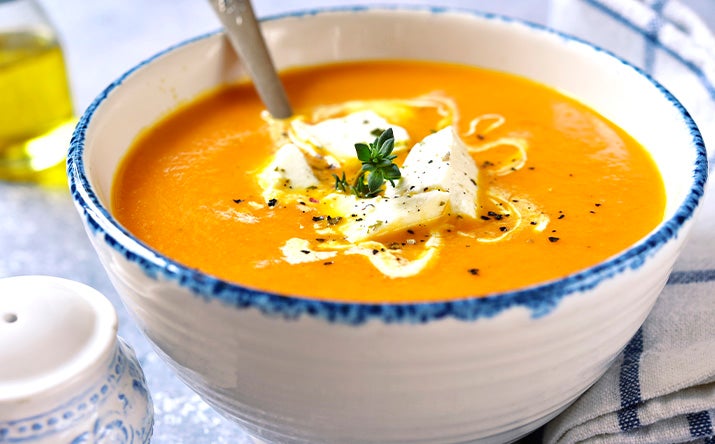 Crema de zapallo, una de las cremas caseras más populares Crema casera de zapallo con queso y crema de leche