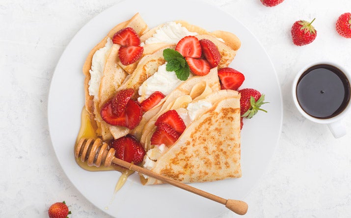 Desayuno crepe con fresas y miel Desayuno crepe con fresas y miel