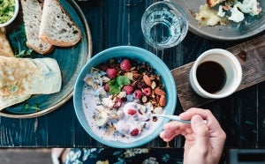 Bowl de frutas, nueces y yogurt, unos de los desayunos fáciles y rápidos Bowl de frutas, nueces y yogurt, unos de los desayunos fáciles y rápidos