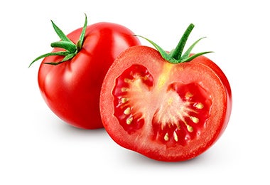 Un tomate de color rojo intenso.