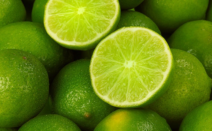 El limón es unos de los cítricos más usados en la cocina. Un limón, uno de los cítricos más usados, partido por la mitad, encima de más limones.