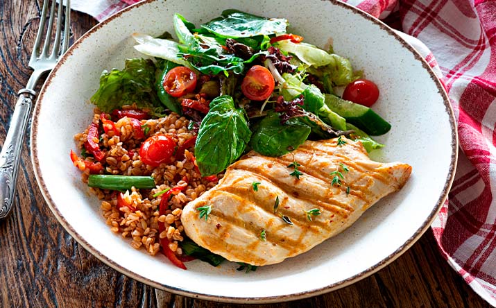 Un pollo marinado, acompañado de ensalada Un pollo marinado, acompañado de ensalada
