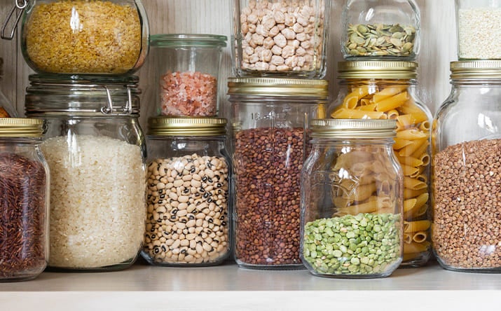 Una recomendación para ordenar la despensa es guardar las legumbres en frascos Despensa con frascos llenos de legumbre y cereales
