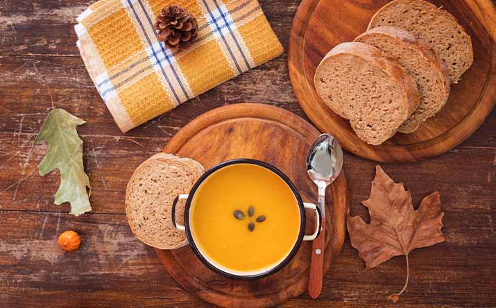 Una de las mejores recetas con zapallo es una crema, acompañada con pan Una de las mejores recetas con zapallo es una crema, acompañada con pan