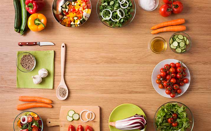 Varios ingredientes para armar una ensalada balanceada Varios ingredientes para armar una ensalada balanceada