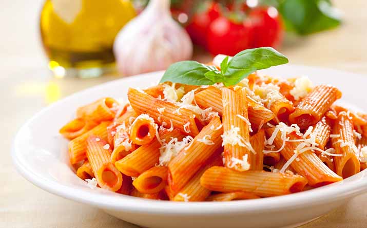 Una pasta con queso parmesano para una cena romántica Una pasta con queso parmesano para una cena romántica