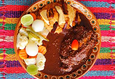 Plato de desayuno mexicano con mole