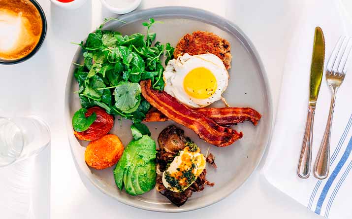 Plato de comida de brunch Plato de comida de brunch