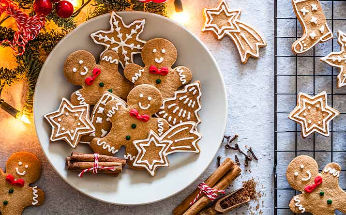 Las galletas pueden tener formas originales para Navidad. Galletas navideñas en formas de estrellas, árboles y muñecos.