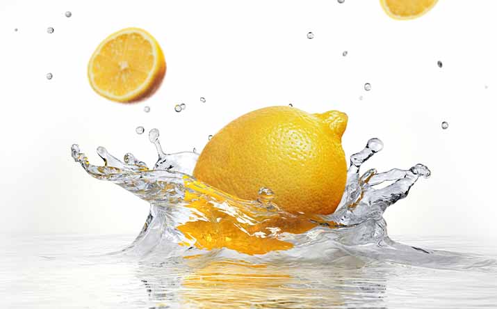 Un tipo de limón amarillo cayendo en el agua. Un tipo de limón amarillo cayendo en el agua.