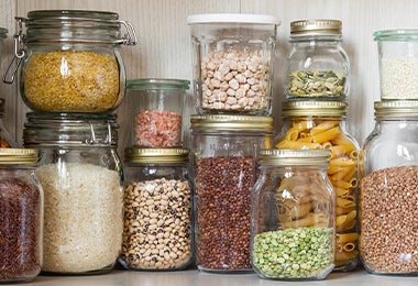 Granos y cereales ordenados en una despensa.