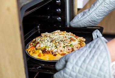 Los diferentes tipos de pizzas de suelen preparar al horno.