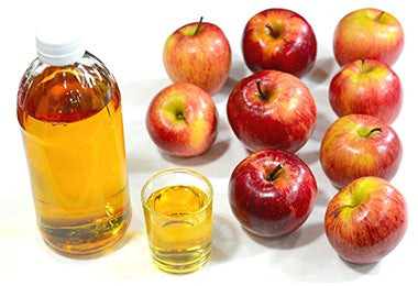 El vinagre de manzana se puede usar para hacer aderezos de ensaladas.