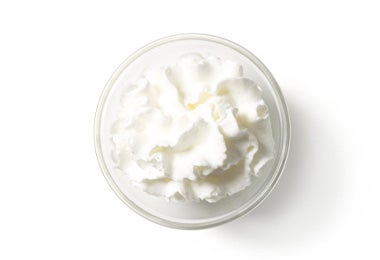 La crema de leche de una mousse debe batirse hasta un punto de nieve.