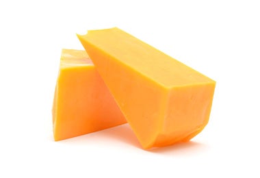 El queso cheddar funciona para una raclette casera.