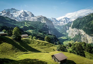 El queso raclette se hace en las montañas de Suiza.