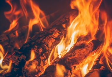 Leña ardiendo en interior de tipo de horno de barro
