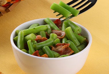 Tazón con receta de porotos verdes cortados con tocino