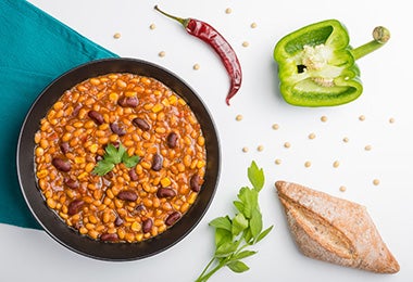 Granos de soya en un plato, la base de algunas carnes vegetales. Granos de soya en un plato, la base de algunas carnes vegetales.