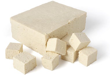 Tofu, una carne vegetal muy conocida, cortado en cubos. Tofu, una carne vegetal muy conocida, cortado en cubos.