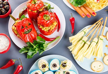 Comidas para una fiesta de Halloween, como pimentones y huevos. Comidas para una fiesta de Halloween, como pimentones y huevos.