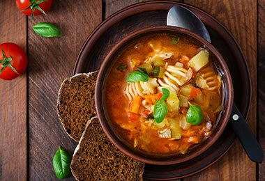 Sopa preparada en una olla de cocción lenta. Sopa preparada en una olla de cocción lenta.