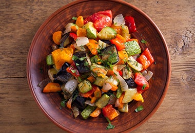 Verduras preparadas en una olla de cocción lenta. Verduras preparadas en una olla de cocción lenta.