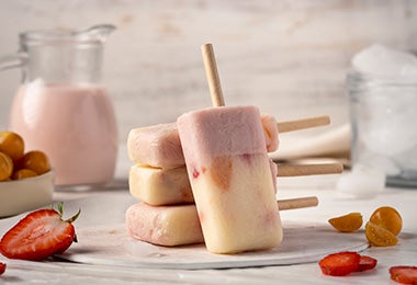 Paletas de yogurt y fresas receta postres balanceados Paletas de yogurt y fresas receta postres balanceados