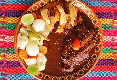 Mole con verduras y pollo, una receta con chocolate típica de México. Mole con verduras y pollo, una receta con chocolate típica de México.