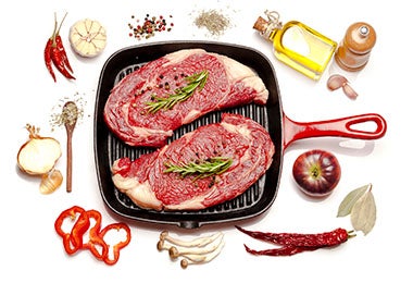 Carne con ingredientes y granos de pimienta Carne con ingredientes y granos de pimienta