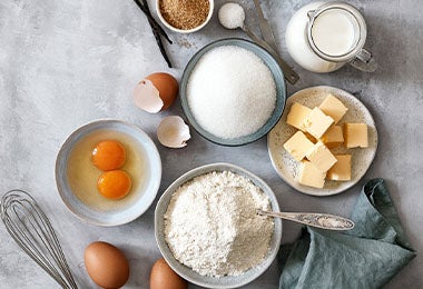 Huevos, harina, azúcar y leche, ingredientes de la crema pastelera. Huevos, harina, azúcar y leche, ingredientes de la crema pastelera.