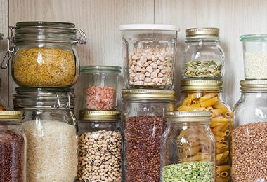 Granos y harinas almacenados en recipientes de vidrio clasificación alimentos Granos y harinas almacenados en recipientes de vidrio clasificación alimentos