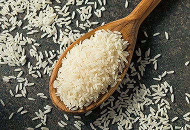 Se debe tener en cuenta el tipo de grano al hacer arroz. Granos blancos y largos para hacer arroz.