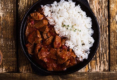 Podemos hacer arroz para acompañar un estofado de carne. Podemos hacer arroz para acompañar un estofado de carne.