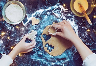 Masa y moldes para hacer casita de jengibre en navidad Masa y moldes para hacer casita de jengibre en navidad
