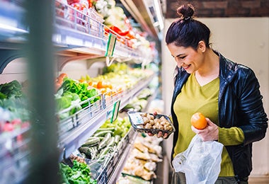 Mujer comprando champiñones y frutas supermercado clasificación alimentos Mujer comprando champiñones y frutas supermercado clasificación alimentos