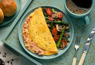 Plato de omelette con vegetales en porciones de alimentos Plato de omelette con vegetales en porciones de alimentos