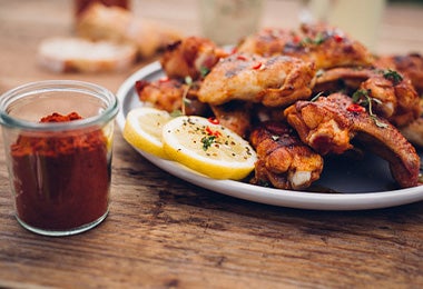 Alitas de pollo con especias, un snack fácil para ver fútbol. Alitas de pollo con especias, un snack fácil para ver fútbol.