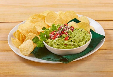 Dip de aguacate con papas, un snack fácil para compartir. Dip de aguacate con papas, un snack fácil para compartir.