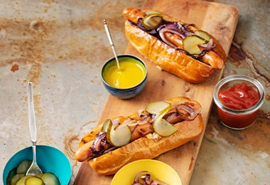 Tres hot dogs para compartir viendo fútbol. Tres hot dogs para compartir viendo fútbol.
