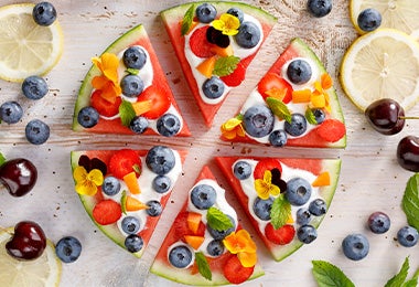 Pizza de frutas con una sandía como base, un snack fácil y rico. Pizza de frutas con una sandía como base, un snack fácil y rico.