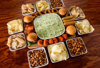 Mesa con snacks fáciles, como frutos secos y papas, para ver deportes. Mesa con snacks fáciles, como frutos secos y papas, para ver deportes.