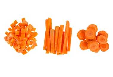 Zanahorias cortadas en cubos, bastones y rodajas, tres tipos de corte muy comunes. Zanahorias cortadas en cubos, bastones y rodajas, tres tipos de corte muy comunes.