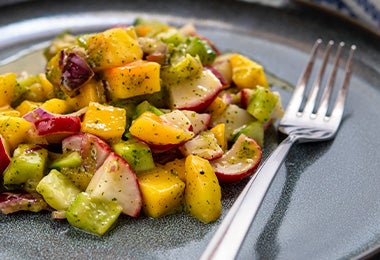 Las ensaladas y el arroz son guarniciones muy comunes para los almuerzos caseros. Ensalada para completar un almuerzo casero.