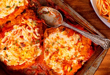 La milanesa napolitana es un almuerzo casero muy popular en Argentina. Milanesa napolitana, un almuerzo casero común en Argentina.