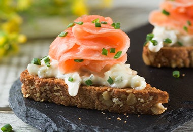 Una brusqueta de salmón, un snack para Navidad. Una brusqueta de salmón, un snack para Navidad.