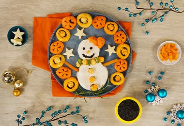 Dip de queso en forma de muñeco de nieve, un snack muy navideño. Dip de queso en forma de muñeco de nieve, un snack muy navideño.