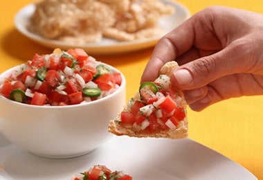 Cebolla blanca cruda con tomate en receta de pico de gallo Cebolla blanca cruda con tomate en receta de pico de gallo