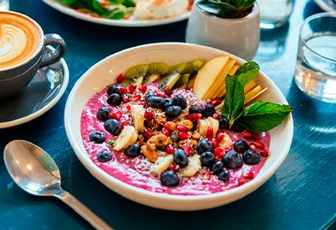 El açaí es una fruta típica de la comida brasileña. Bowl con açaí, granada y otras frutas.